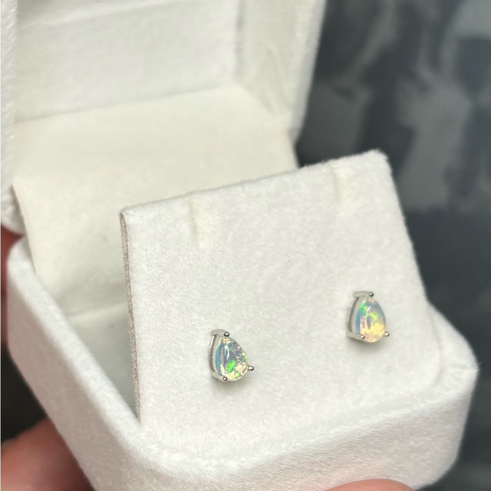 So Pretty! Geuine Fire Opal Teardrop 6x4mm Earrings in 925 Sterling Silver - Picture 2 of 7